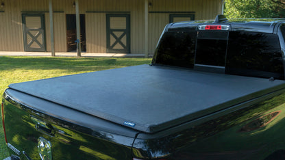 Lund 19-23 Chevrolet Silverado 1500 (5.5ft. Bed) Genesis Tri-Fold Tonneau Cover - Black